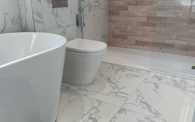 White-grey-marble-bathroom-tiles