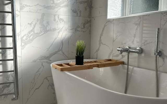 Freestanding-double-ended-bath