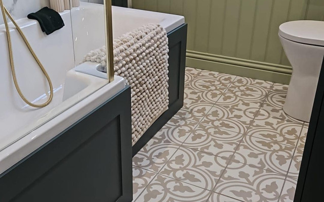 Bathroom-patterned-floor